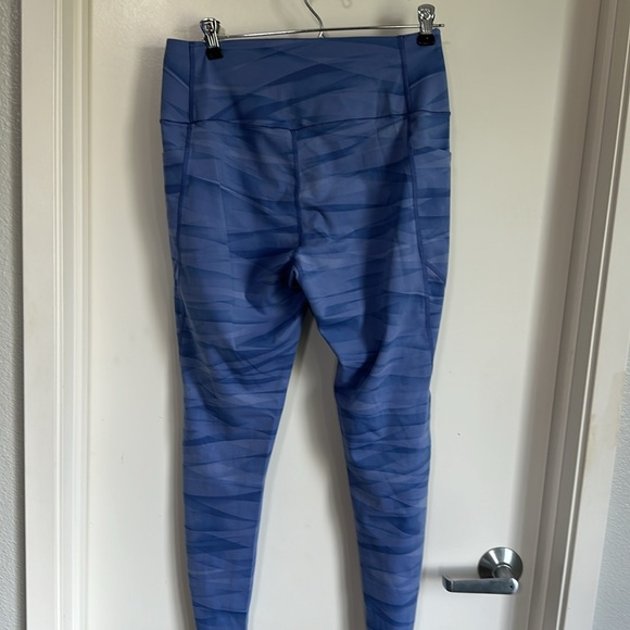 LIKE NEW UNIQLO LEGGINGS W/side pockets - Picture 5 of 6